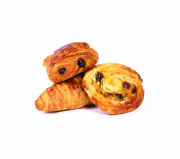 Mini croissant de 25gr con 24% de mantequilla, mini pain au chocolat de 25gr de 22% de mantequilla y mini caracola con pasas de 30gr con 13,5% de mantequilla.