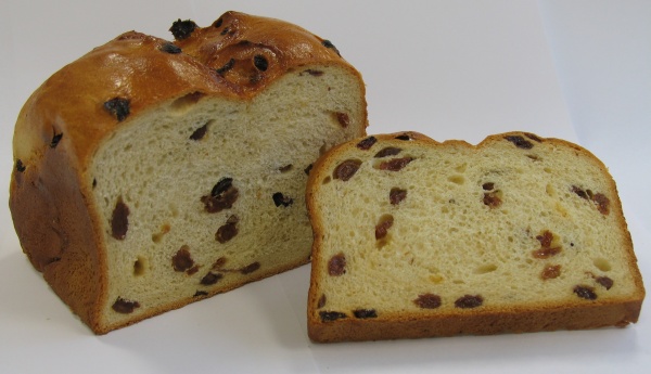 Leckeres Milchbrot mit Butter und Rosinen. Mit Ei bestrichen- für einen besonders appetitlichen Glanz.