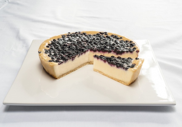 Leckere Cheesecake-Masse mit Frischkäse und Sahne sowie Heidelbeeren auf einem feinen Teig aus Cookie-Streuseln.