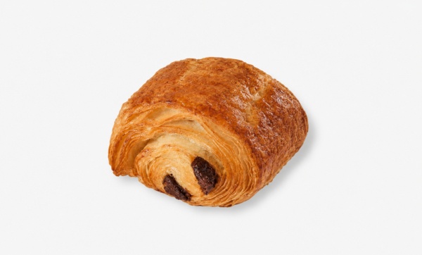 Mini napolitana de chocolate Bridor, lista para cocer y ultracongelada. Elaborada con mantequilla fina y relleno de chocolate intenso, destaca por su hojaldrado crujiente y textura fundente. Ideal para desayunos, buffets y coffee breaks.