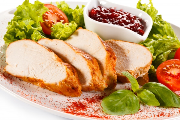 Jugosos filetes de pollo asado. Por su corte fino es la opción ideal para ensaladas, bocadillos, pizzas, etc.