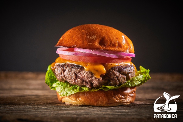 Traditionell und handgemacht hergestelltes Burgerbrot mit Butter und Sesam.