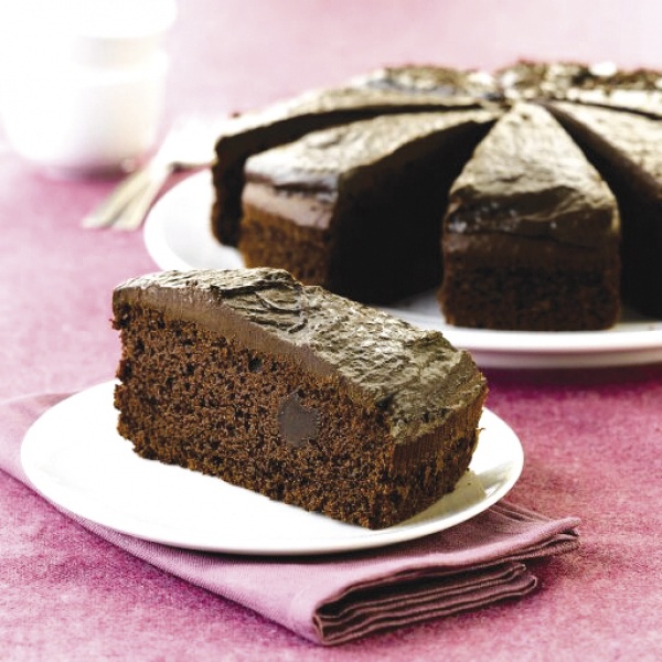 Delikater Schokoladenkuchen aus feinem Biskuit, überzogen mit edelster Schokolade. Ein Genuss für Schokoladenliebhaber!