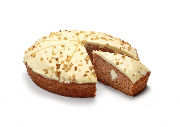 Deliciosa tarta de zanahoria rellena y recubierta con 19,5 % de queso fresco. Decorada con pedazos de nueces.