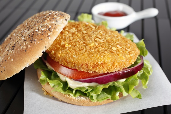 Jugosa hamburguesa de pollo con pan rallado extra crujiente de copos de maíz. Ideal para comida o cena!