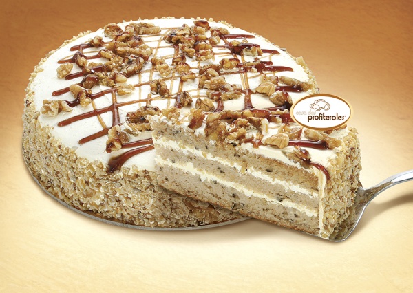 Elaborada con delicioso bizcocho con nueces, muy húmedo. Rellena y cubierta de crema rusa y decorada con trocitos de nueces con caramelo.
