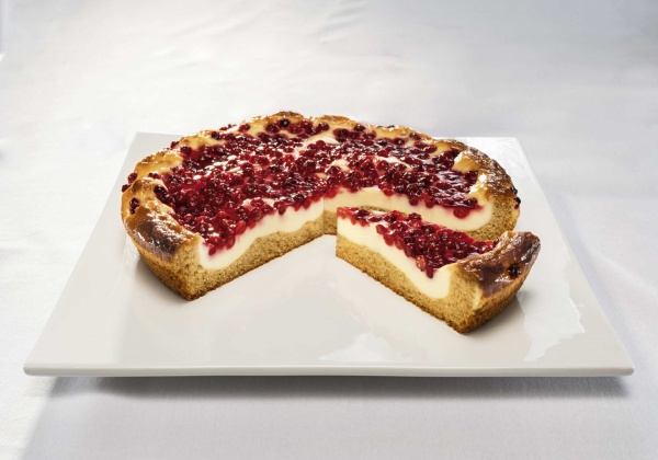 Tarta con Grosellas rojas, crema agria y el bizcocho de espelta hacen que sea un postre único.