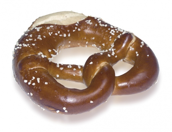 Leckere Laugenbrezel mit Schnitt, gelingt mit dem vorgegarten Teigling immer. Mit Salz zum Bestreuen.