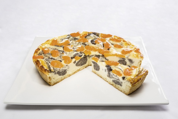 Masa quebrada, rellena de crema de queso y amapola, con gajos de mandarina y gelatina neutra.