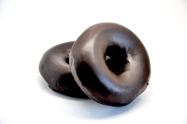 Rosquilla elaborada a base de harinas de trigo, malta y soja. Bañada por una fina capa de chocolate. Descongelar a temperatura ambiente y lista para consumir.