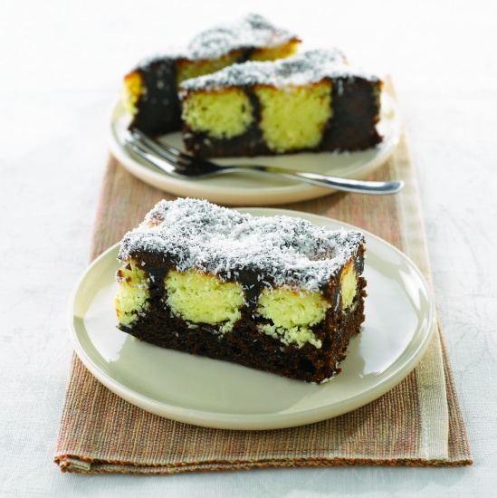 Nuer Blechkuchen aus Schoko und Kokos hergestellt. Die Oberfläche wird mit Kokoraspeln bestreut.