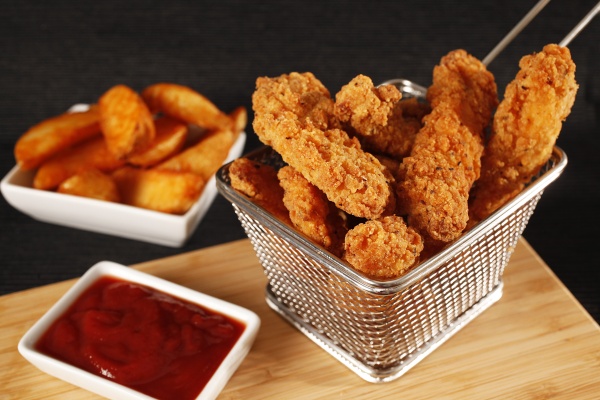 Trozos de pollo rebozados elaborados de auténtica y jugosa pechuga. Crujientes y con un toque de pimienta. Ideales para acompañar ensaladas, wraps o como snack.